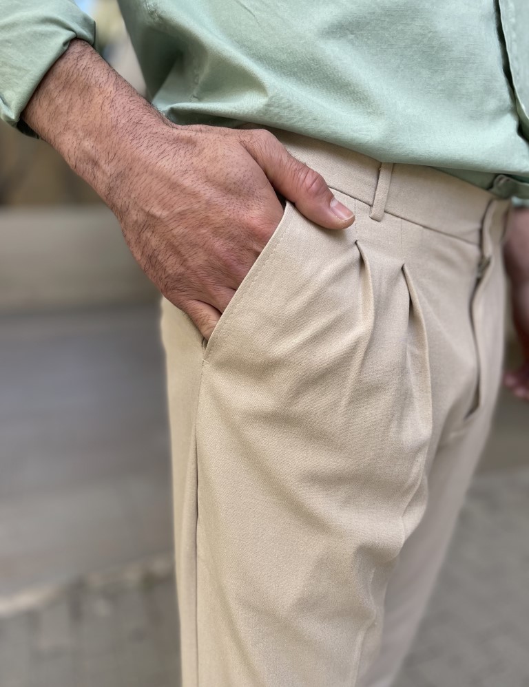 Ανδρικό μπεζ υφασμάτινο παντελόνι με πιέτες και λάστιχο στην μέση FCL00495M φωτογραφία